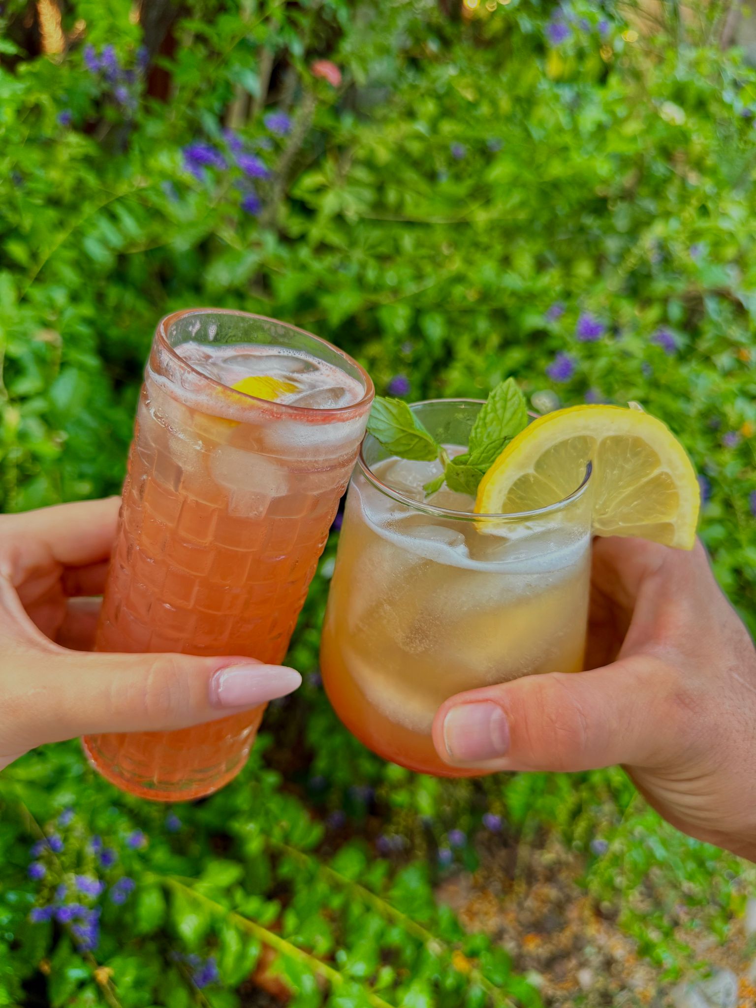 טוסט עם משקאות צבעוניים