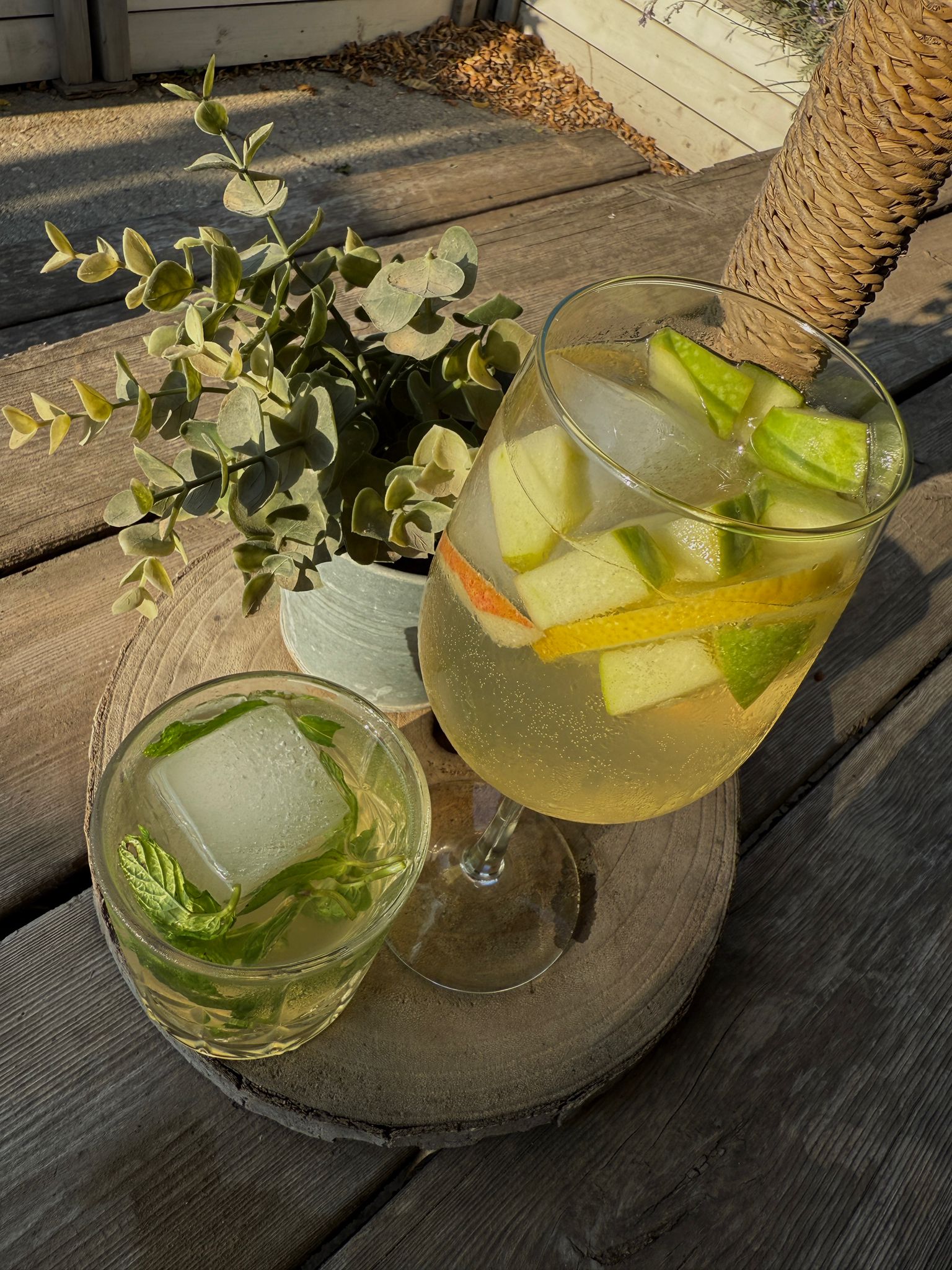 קוקטיילים על שולחן עץ